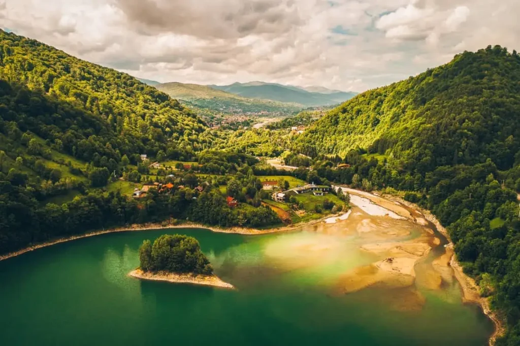 Valea Doftanei vara, imagine de context pentru plimbări și trasee ușoare