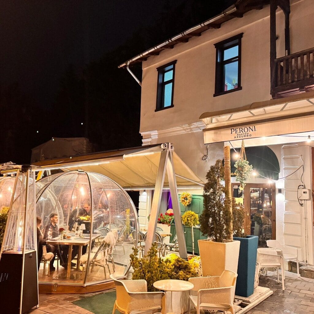 Restaurante pe Valea Prahovei, masă într-un restaurant de munte