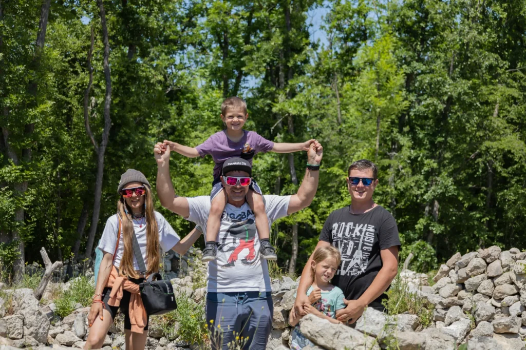 Familie cu copii pregătită pentru o zi flexibilă la munte