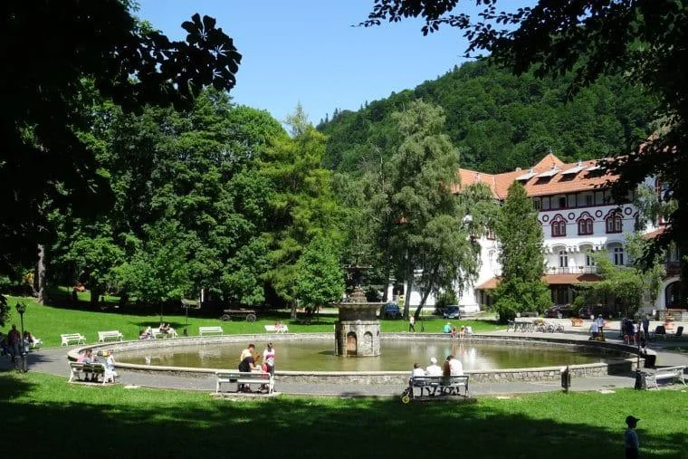 Parcul Dimitrie Ghica din Sinaia pentru o plimbare scurtă cu copiii