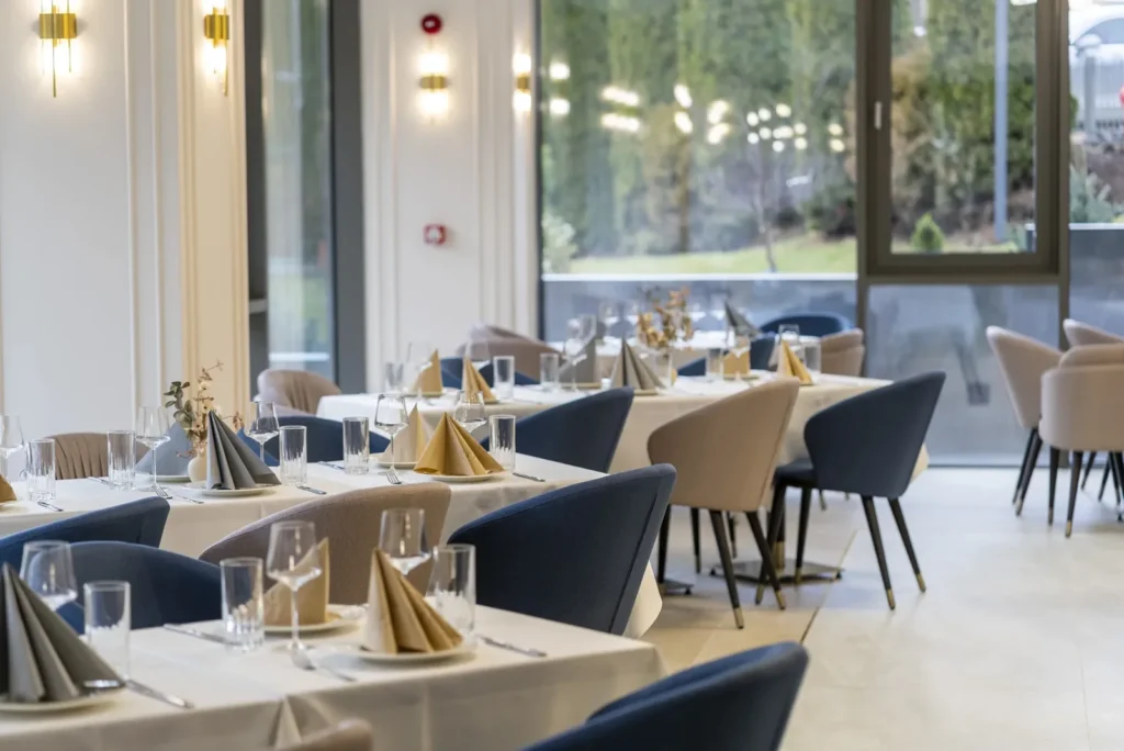 Pauză de masă într-un restaurant, planificată pentru o familie cu copii