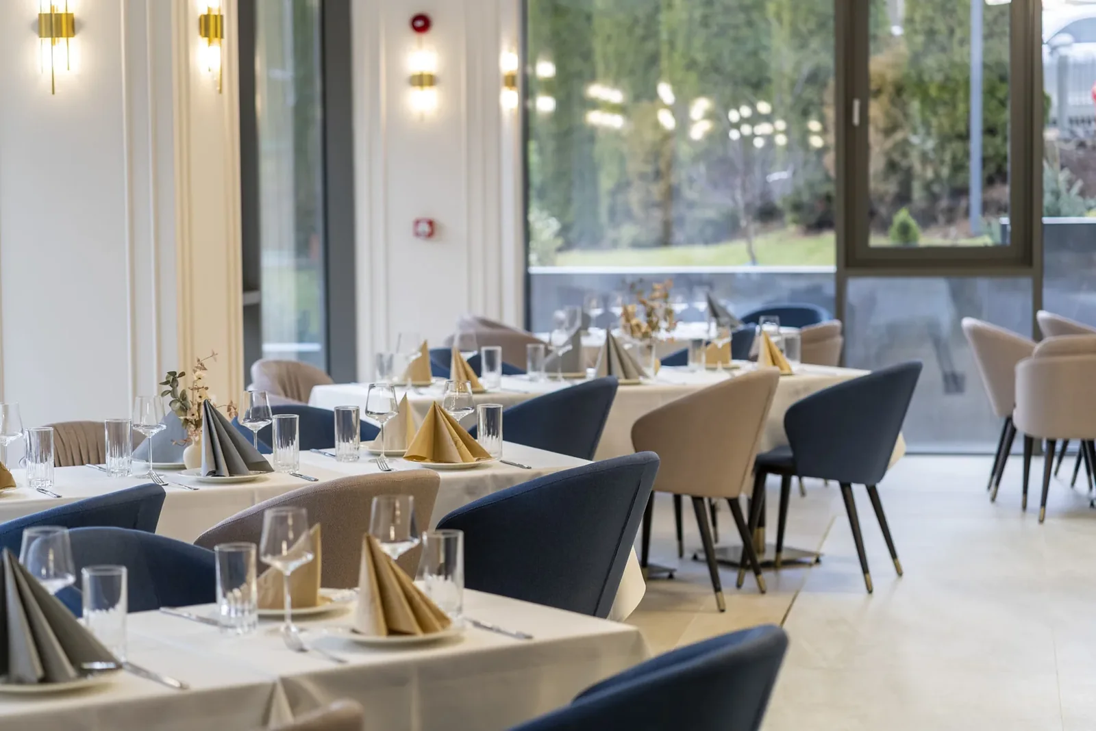 Familie la masă într-un restaurant, imagine pentru ghidul restaurantelor cu loc de joacă în Valea Prahovei