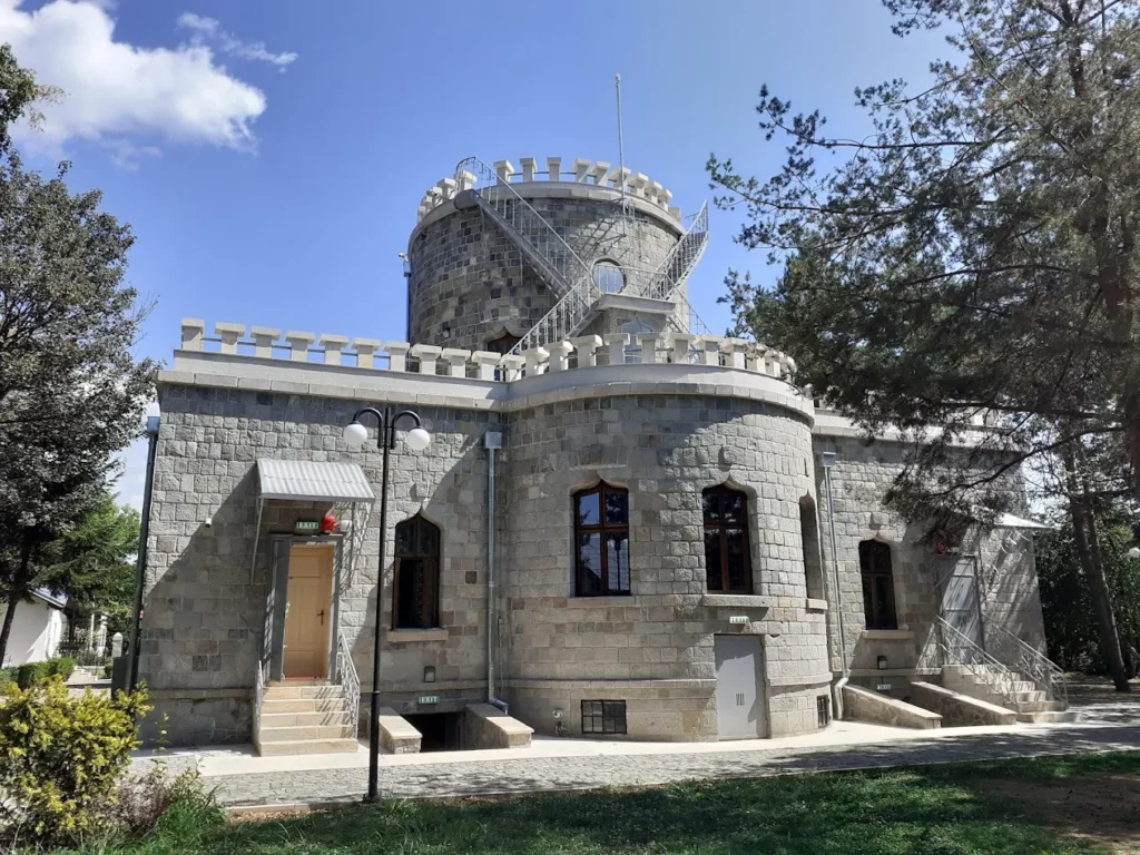Castelul Iulia Hasdeu din Câmpina, opțiune indoor aproape de Breaza pe ploaie