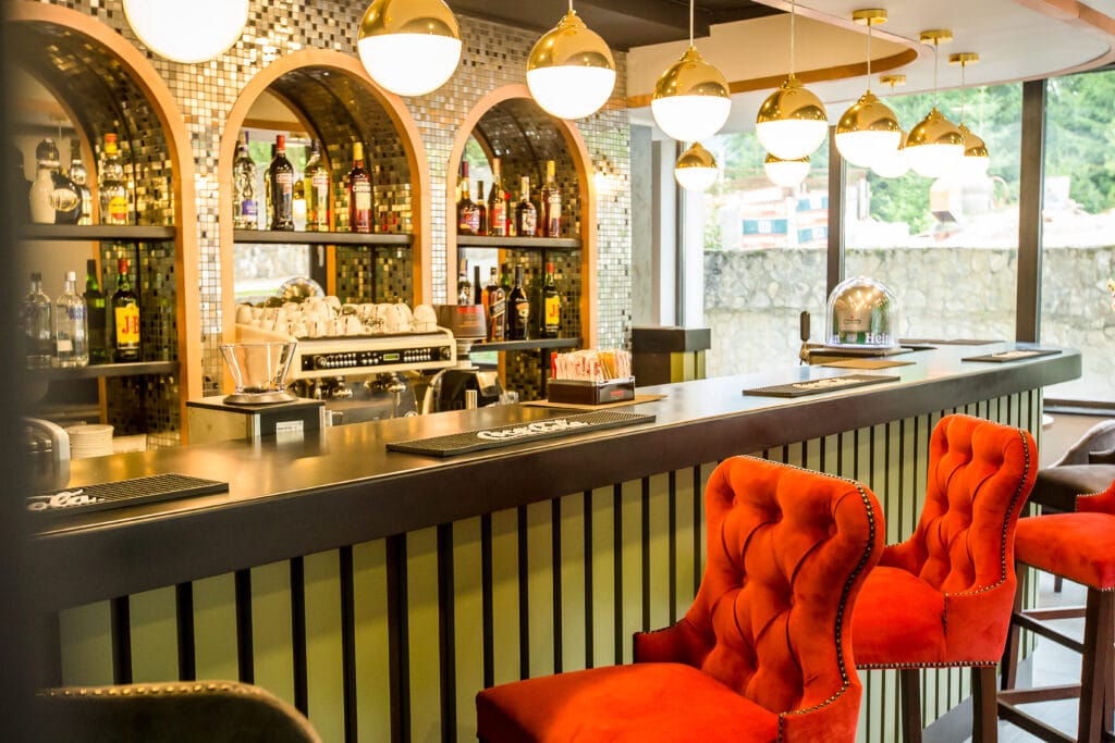 Carpat Inn Azuga – bar din complexul hotelier