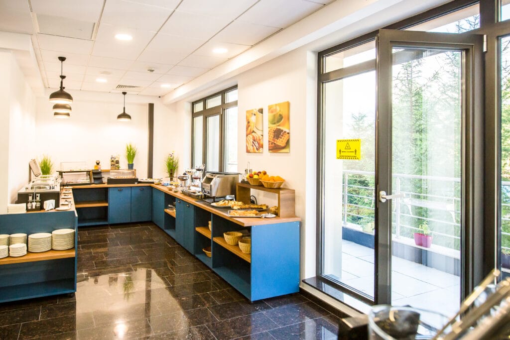 Carpat Inn Azuga – salon de mic dejun și zonă de lounge