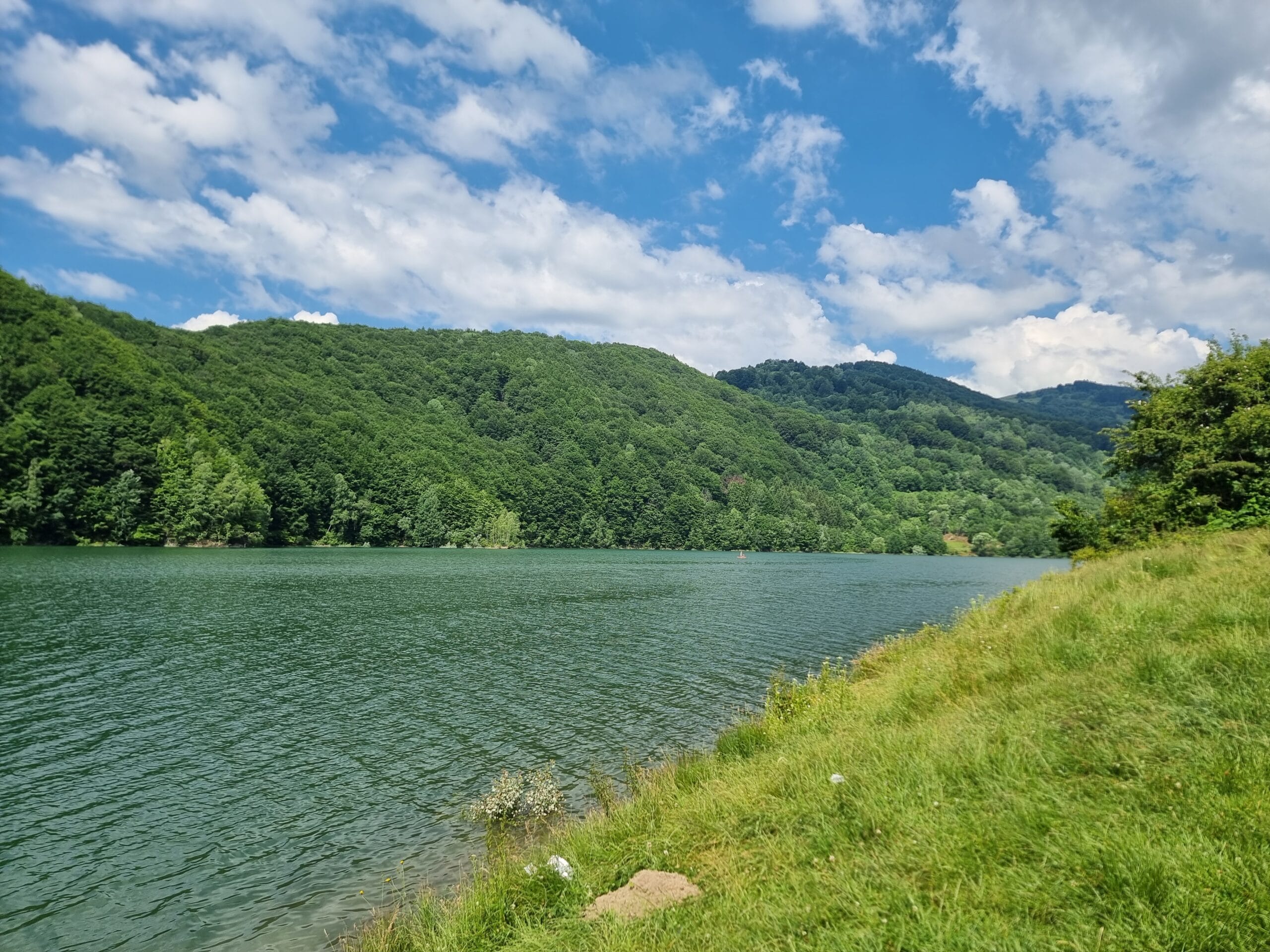 Lacul Paltinu într-o zi de toamnă