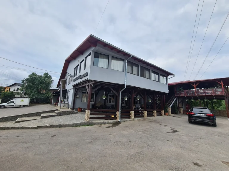 Salonul și mesele Restaurantului Antonia din Comarnic
