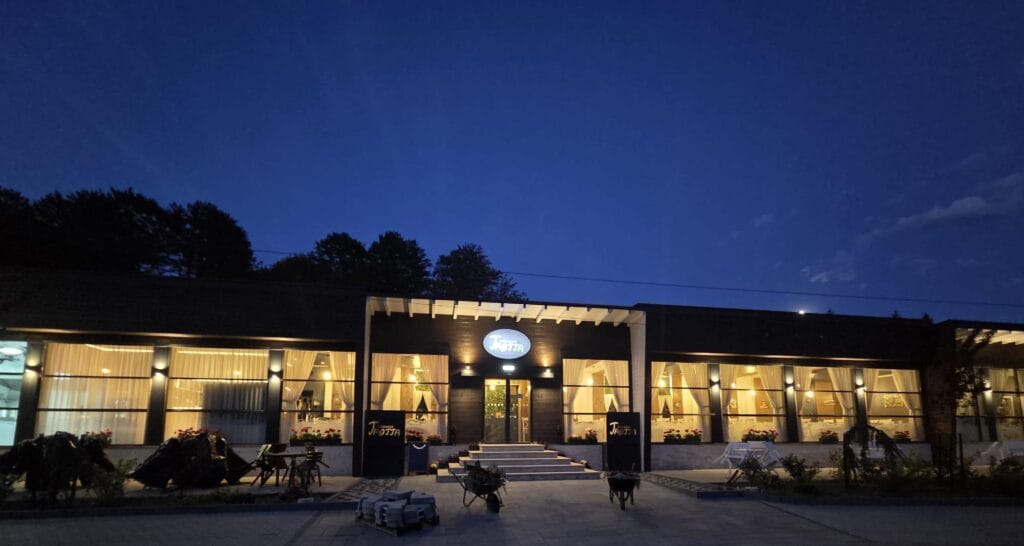 Trotta Restaurant Bușteni cu vedere spre Bucegi