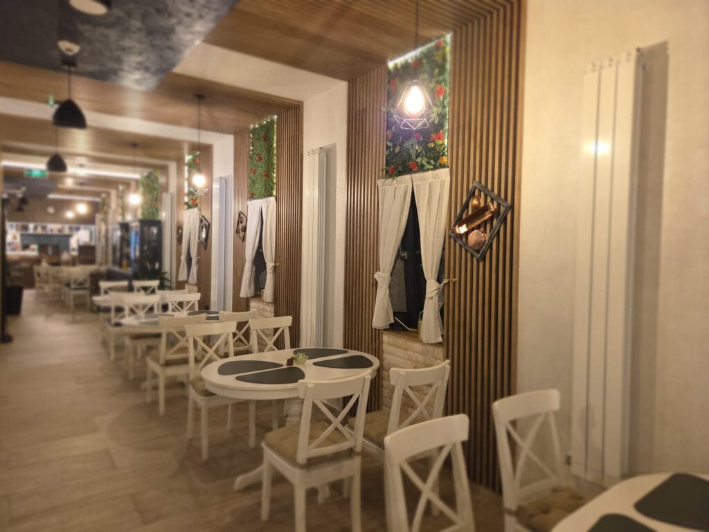 Trotta Restaurant Bușteni – zonă exterioară cu vedere