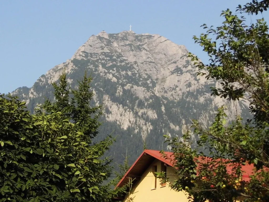 Bușteni și Masivul Caraiman, văzute într-o călătorie fără mașină