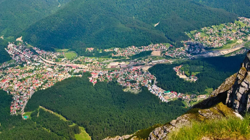 Bușteni și abruptul Bucegilor, punct de plecare spre trasee montane