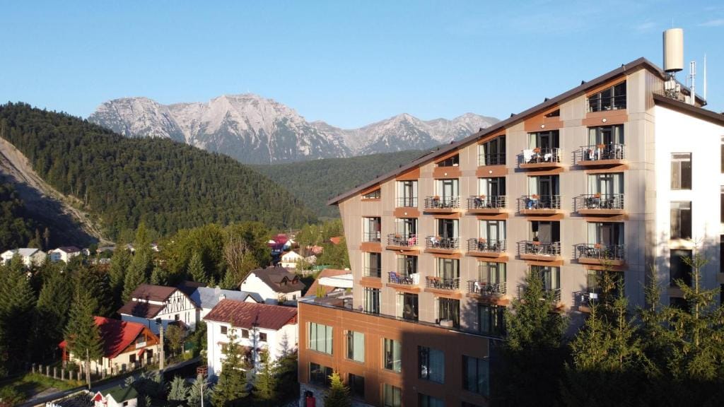 Carpat Inn Azuga, hotel cu piscină interioară și SPA