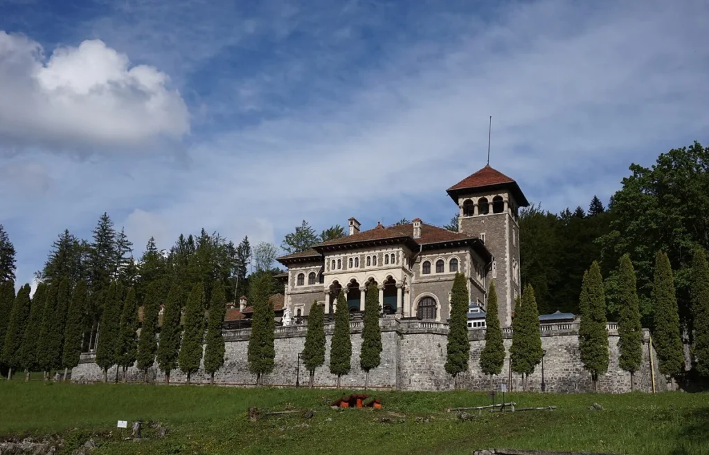 Castelul Cantacuzino din Bușteni într-un itinerar de o zi fără mașină