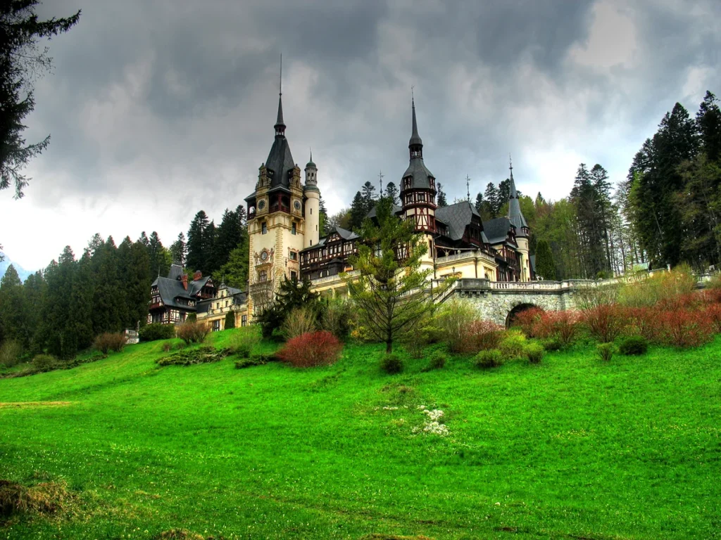 Castelul Peleș, obiectiv din Sinaia accesibil într-o excursie fără mașină