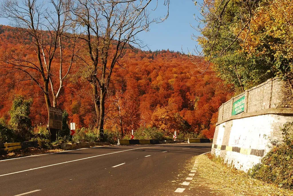 DN1 între Sinaia și Bușteni, drum pe care traficul influențează alegerea parcării