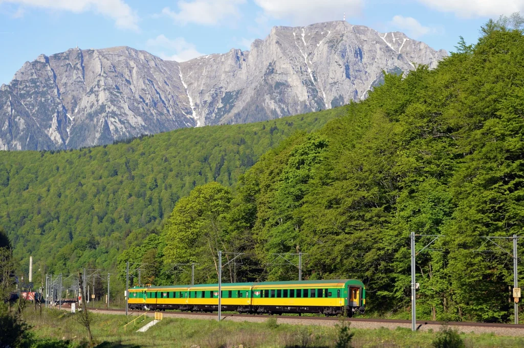 Tren pe Valea Prahovei, variantă de călătorie fără mașină