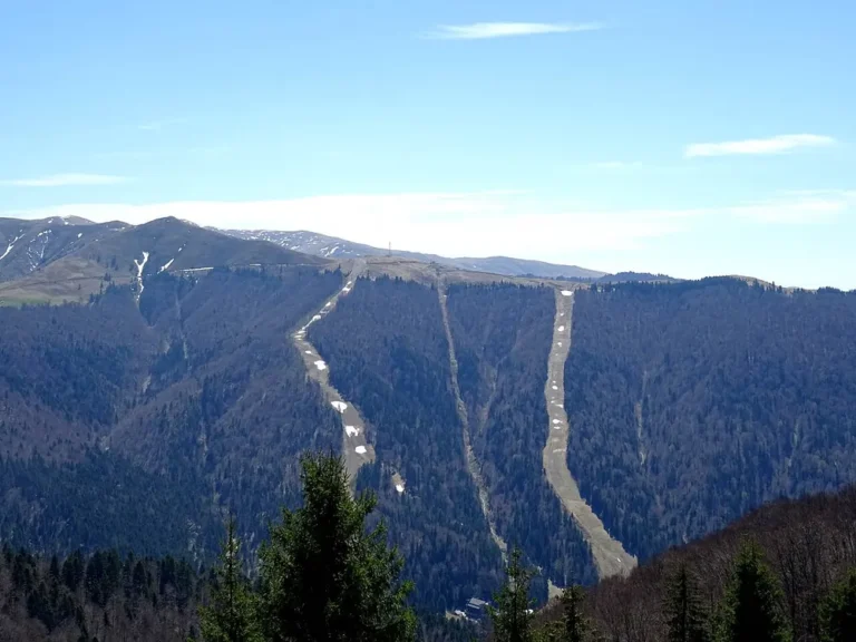 Zona Sorica și Cazacu din Azuga, cu acces și parcare pentru domeniul schiabil