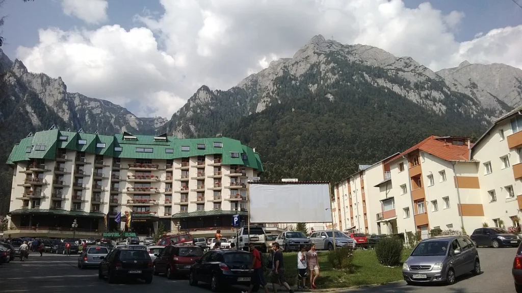 Bușteni și Munții Bucegi, zonă unde parcarea trebuie planificată înainte de sosire