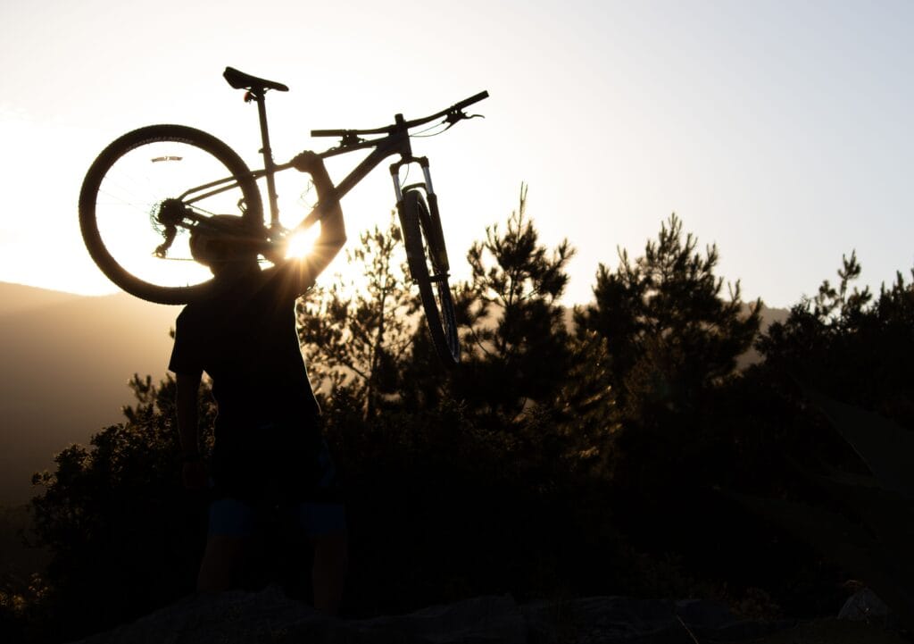 Mountain biking pe Valea Prahovei, biciclist pe traseu montan