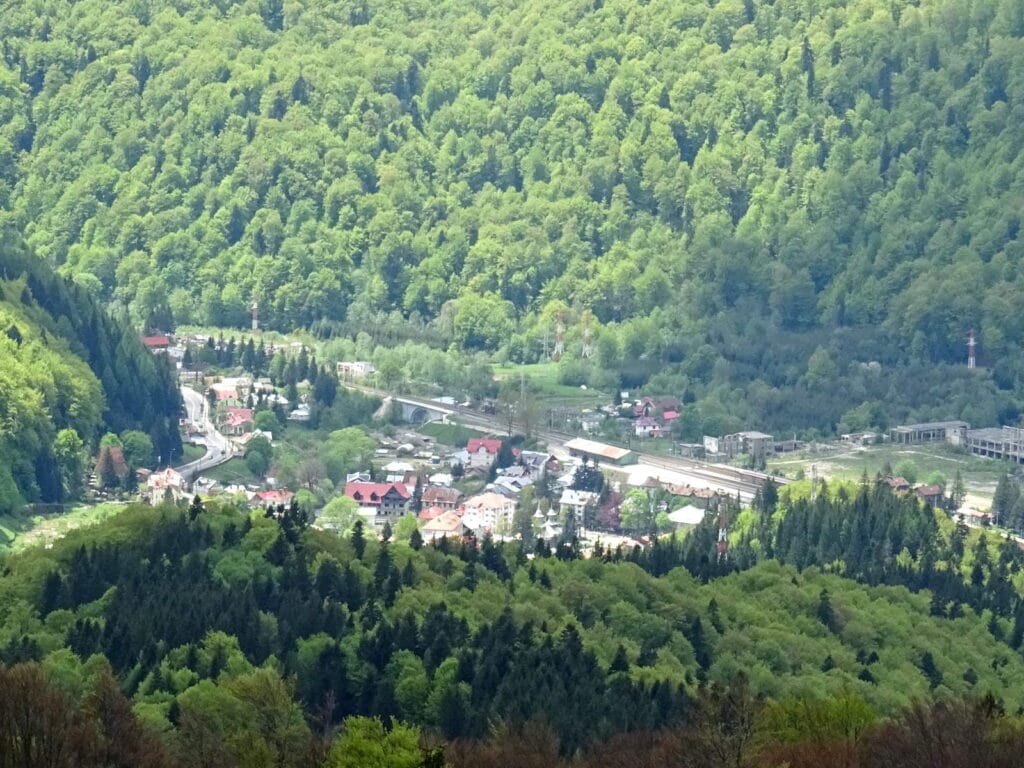 Azuga și culmile Munților Baiului pentru trasee spre Sorica și Gârbova