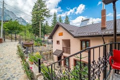 Casa Nicolas Bușteni, pensiune cu curte și piscină
