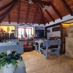 Grădina punctului gastronomic local Curtea cu găini de rasă din Breaza