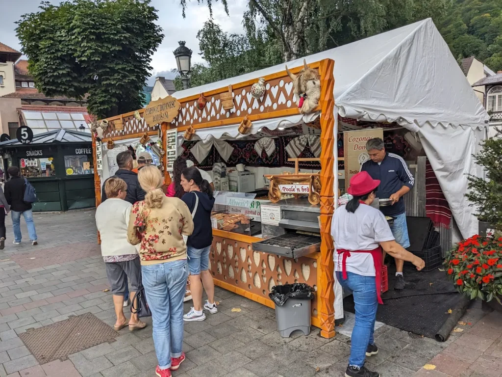 Standuri și vizitatori la Happy Market Sinaia