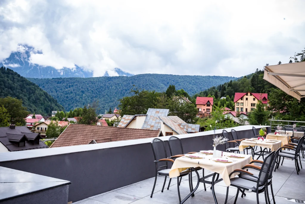 Hotel Carpat Inn Azuga, terasă cu vedere spre munte