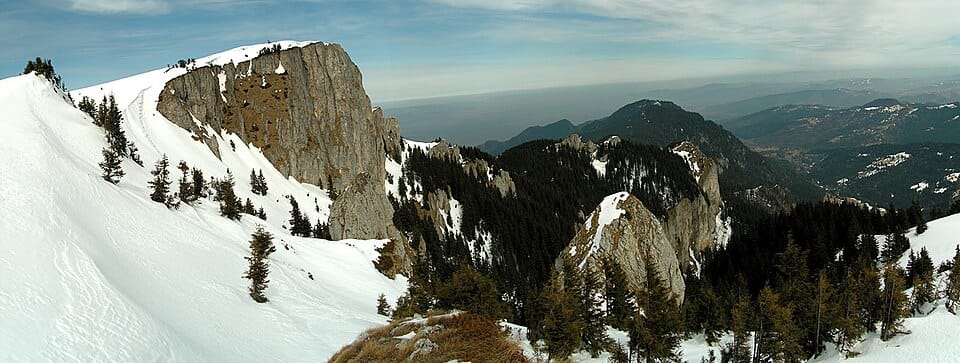 Munții Piatra Mare, cu trasee spre Canionul Șapte Scări, cabană și vârf