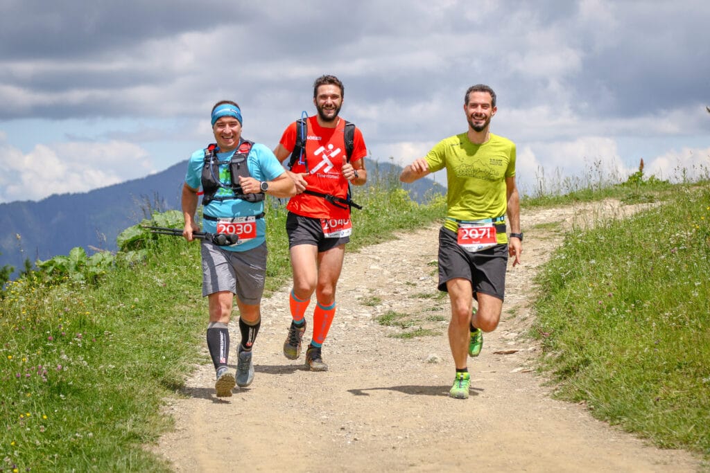 Alergători pe traseu montan la Predeal Forest Run