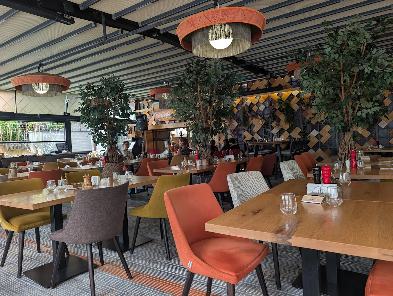 Spațiul interior al Restaurantului Wood din Sinaia