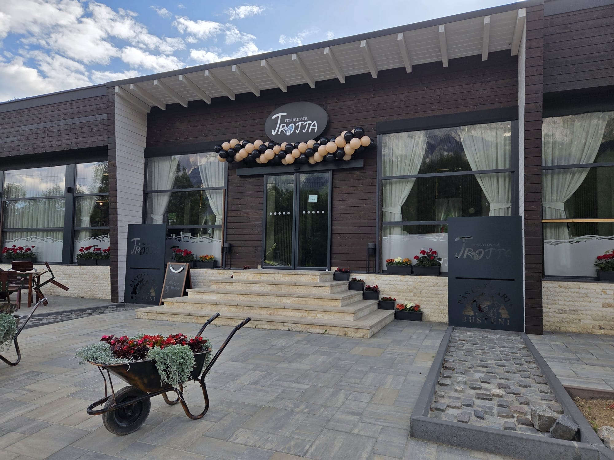 Trotta Restaurant Bușteni, vedere spre Bucegi