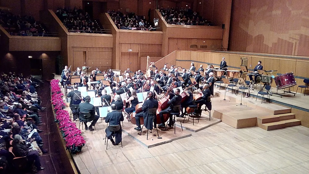 Orchestră pe scenă la un concert de Crăciun