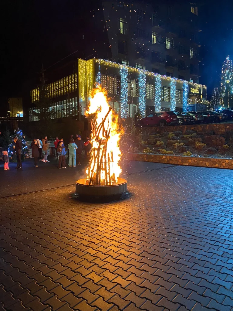 Carpat Inn Azuga – activitate de tabără cu foc de tabără