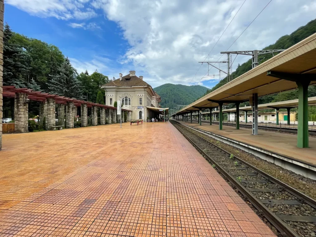 Gara Sinaia, punct de plecare fără mașină pentru traseul către Piatra Arsă