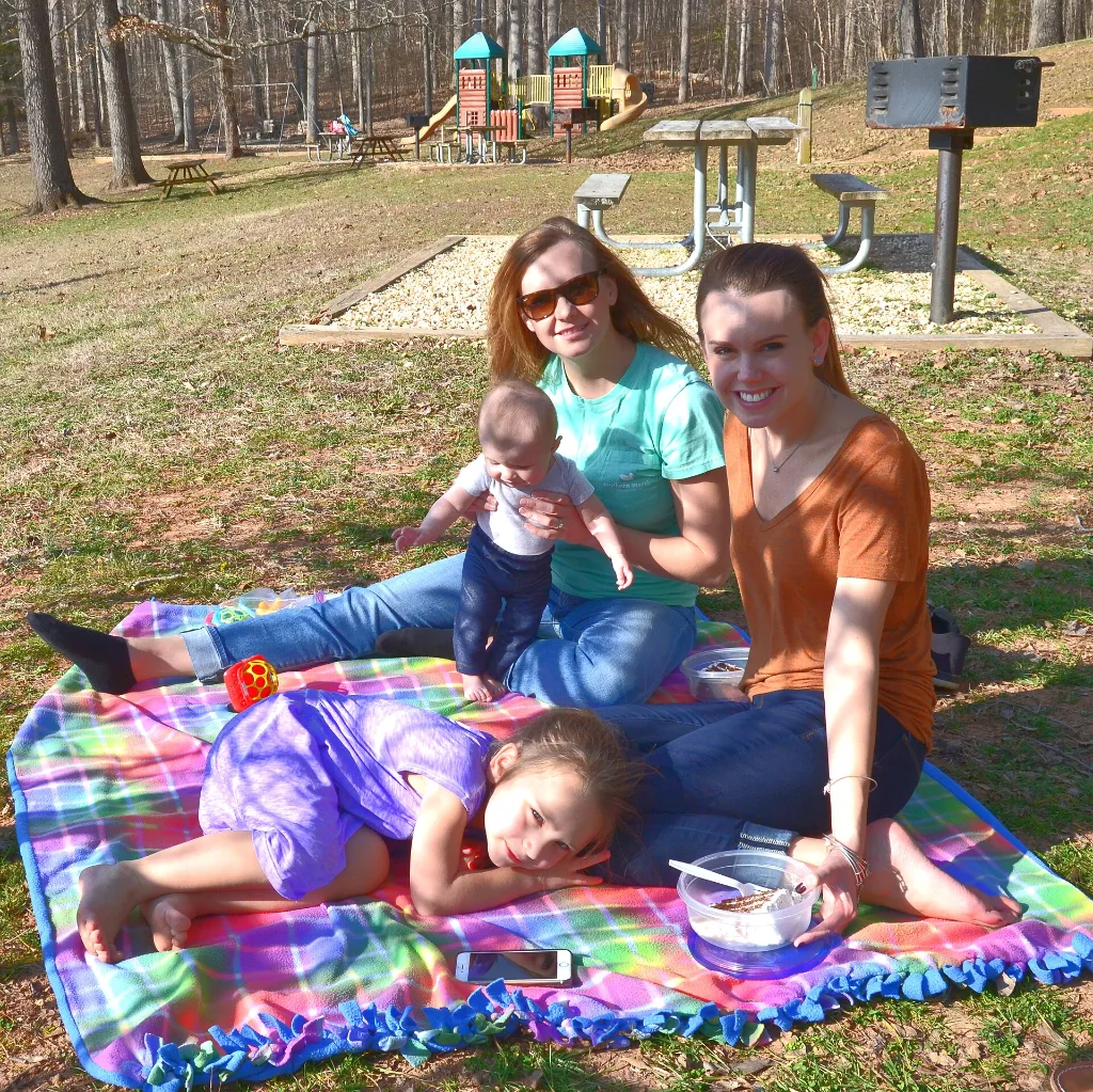Picnic pe pătură în aer liber
