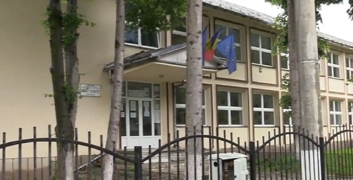 Clădirea Liceului Teoretic din Azuga, pe fundalul munților Baiului