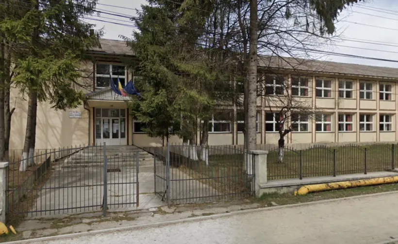 Fațada sediului principal al Liceului Teoretic Azuga, din Strada Independenței