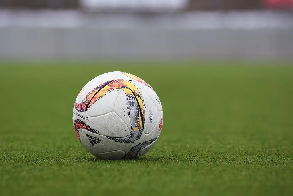 Minge de fotbal pe gazon