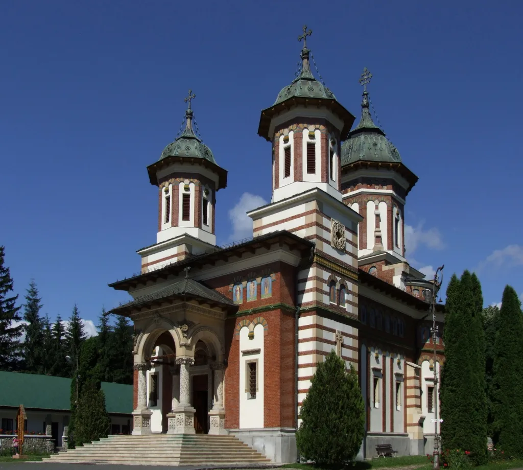 Biserica Mănăstirii Sinaia, obiectiv potrivit pe vreme închisă