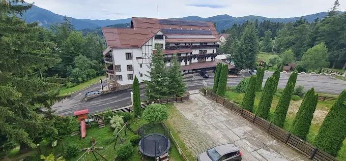 Curtea Vilei Evergreen din Predeal, cu spațiul exterior pentru copii