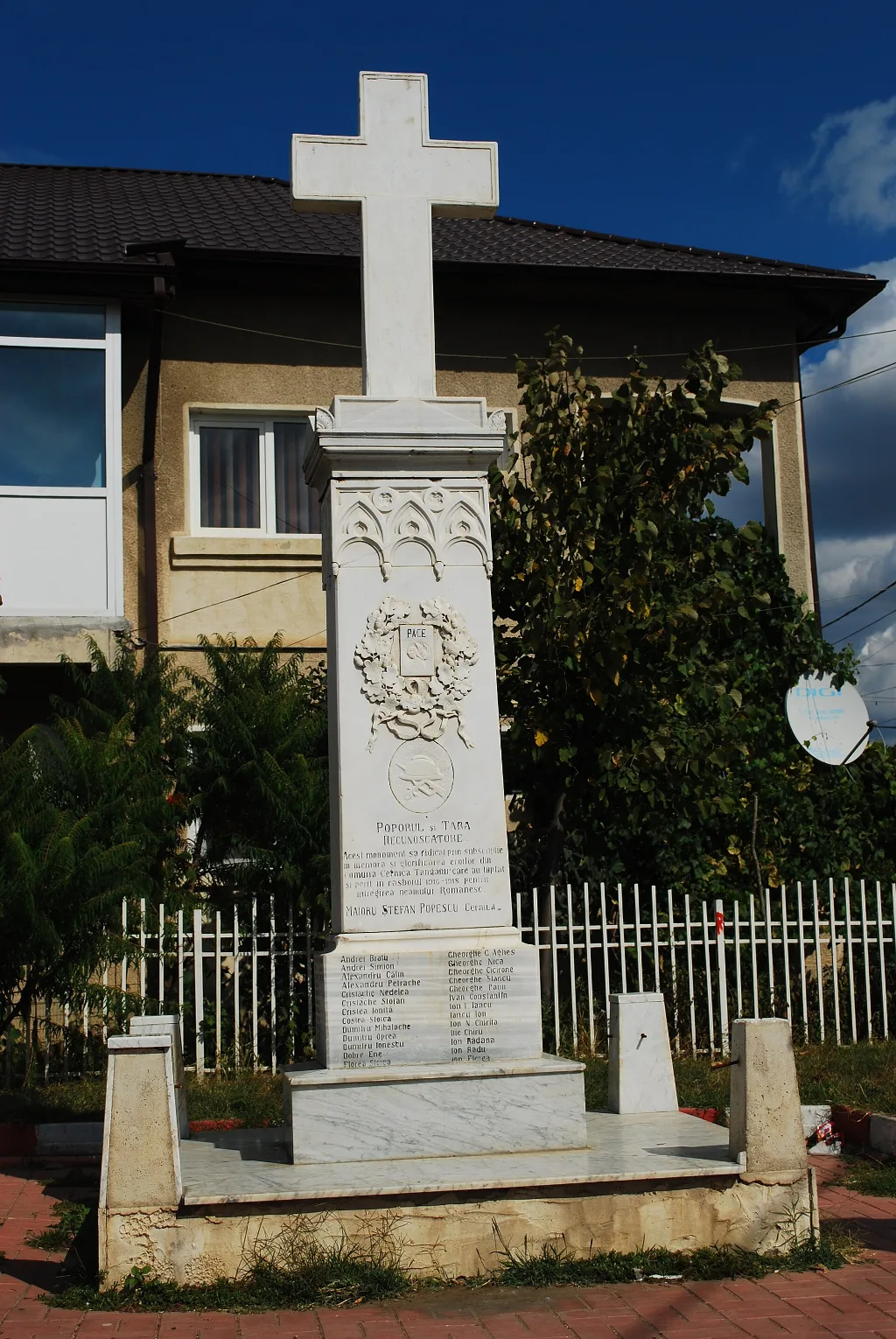 Monument dedicat eroilor, imagine pentru Ziua Eroilor