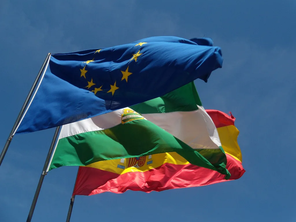 Drapelul Uniunii Europene alături de alte steaguri