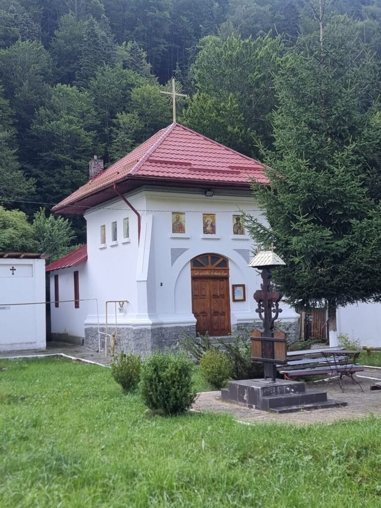 Biserica aflată în curtea Spitalului de Ortopedie și Traumatologie Azuga