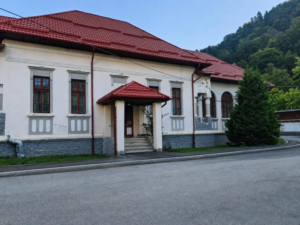 Curtea interioară din fața zonei de ortopedie a spitalului Azuga