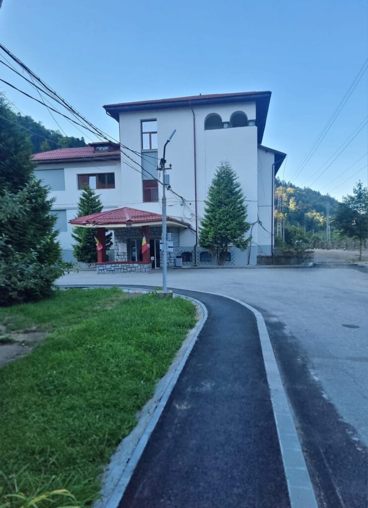 Drumul din incinta spitalului către secția de ortopedie