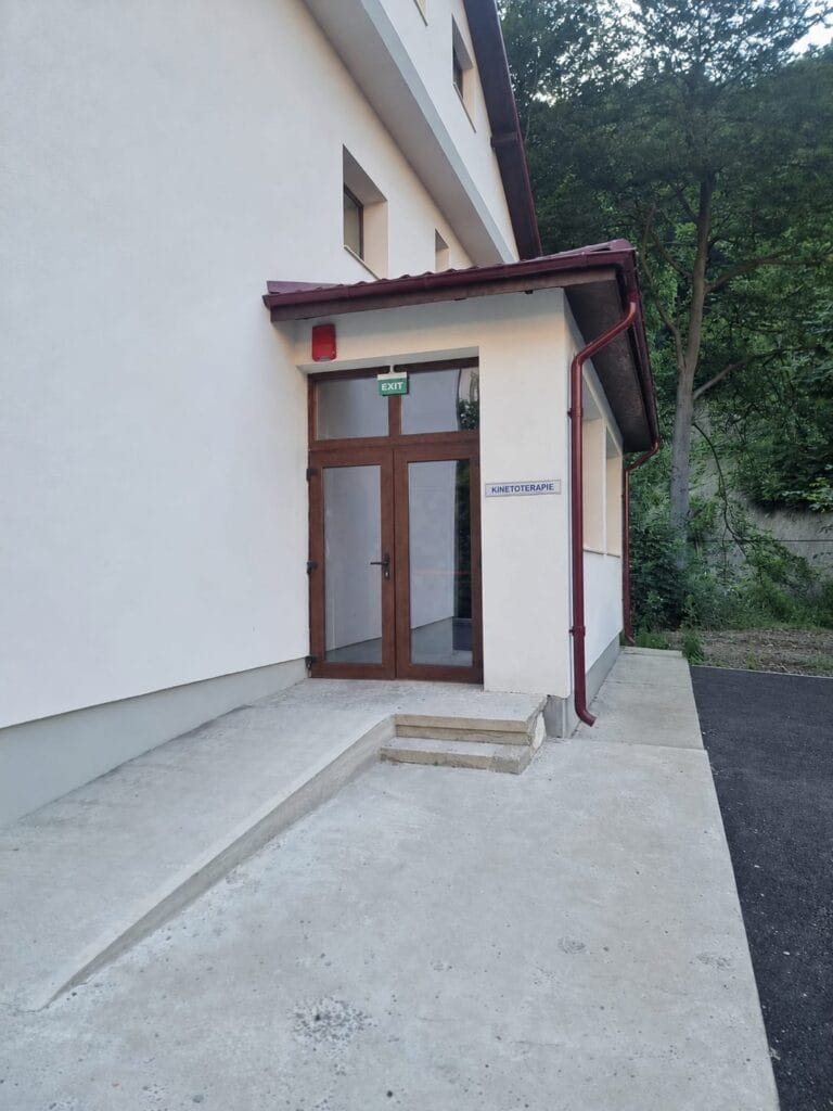 Intrarea în zona de kinetoterapie a spitalului Azuga