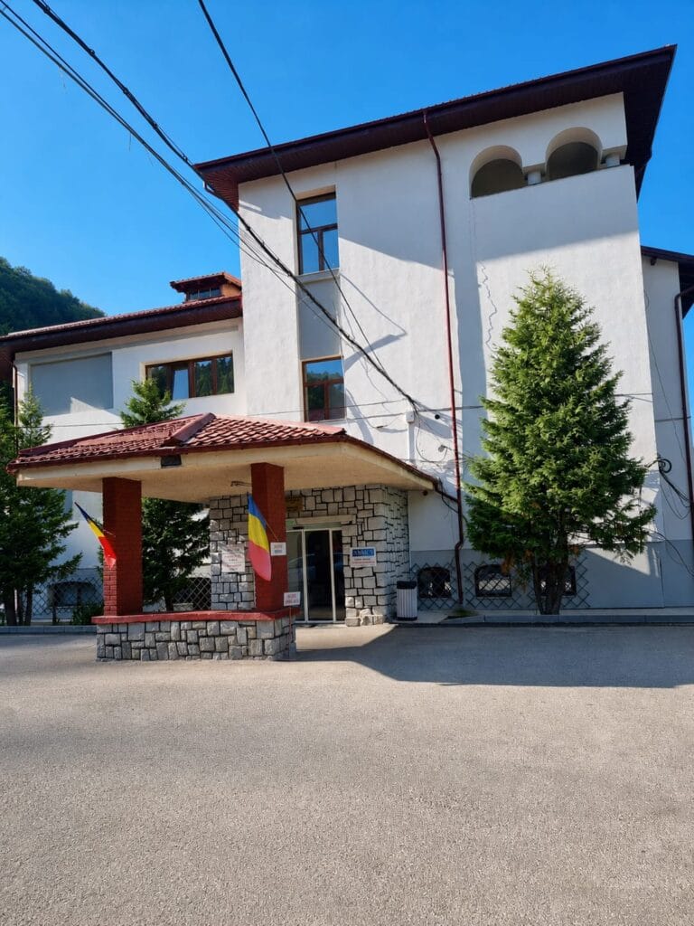 Intrarea în secția de ortopedie din incinta spitalului Azuga