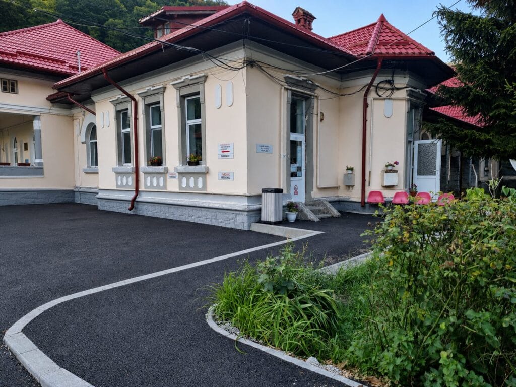 Clădirea și intrarea laboratorului de analize medicale al spitalului Azuga
