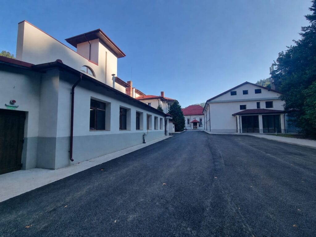 Zona de parcare din apropierea blocului alimentar al spitalului